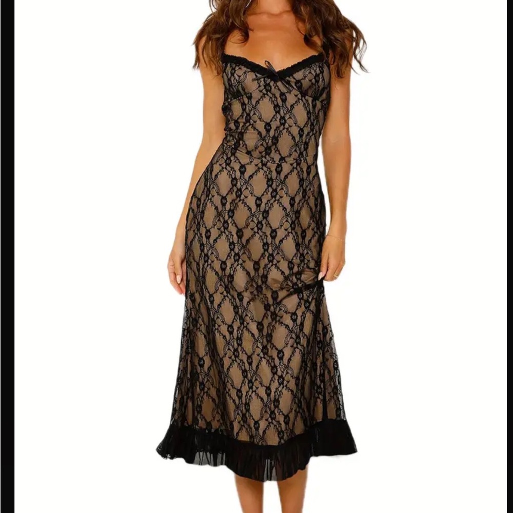 Elegant Black Lace Nightgown - Picture 3 of 8